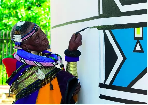 Immagine 2 di 2 - Esther Mahlangu | Retrospettiva all'Iziko Museum
